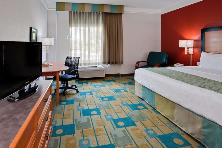 1 King Bed (14 of 18)