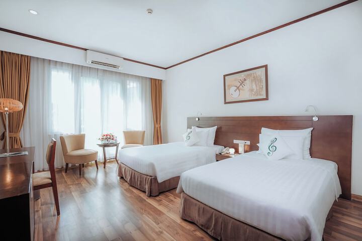 Room 8 of 100