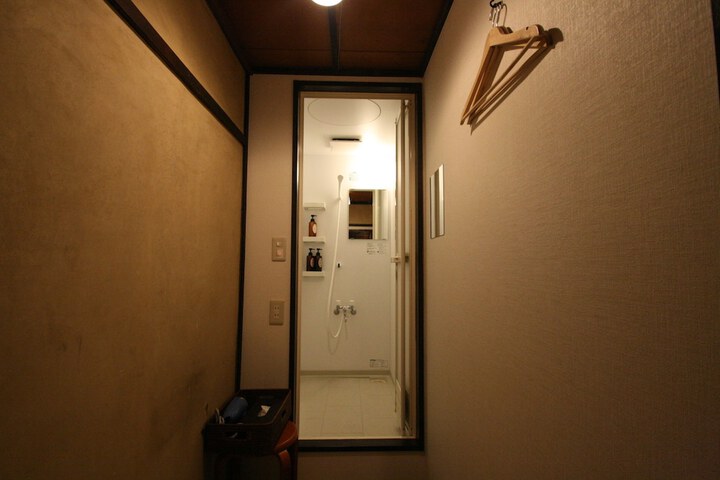 Room 42 of 107
