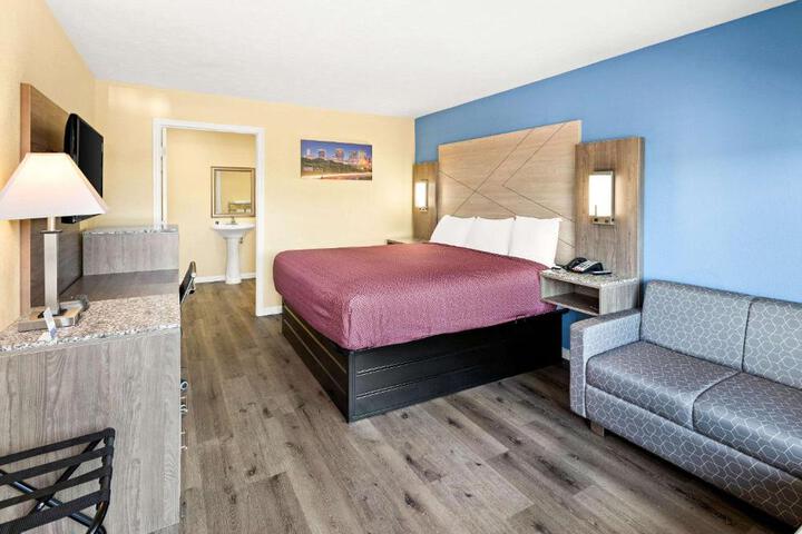 1 King Bed (10 of 18)