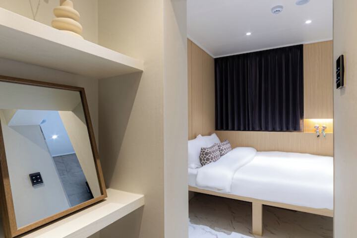 Room 12 of 84