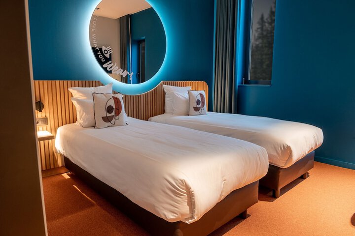 Room 8 of 28