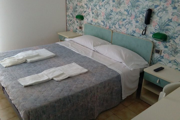 Room 9 of 28