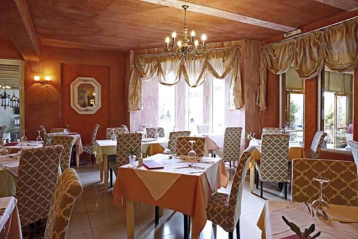 Dining 68 of 106