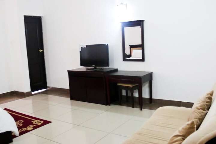 Room 13 of 32