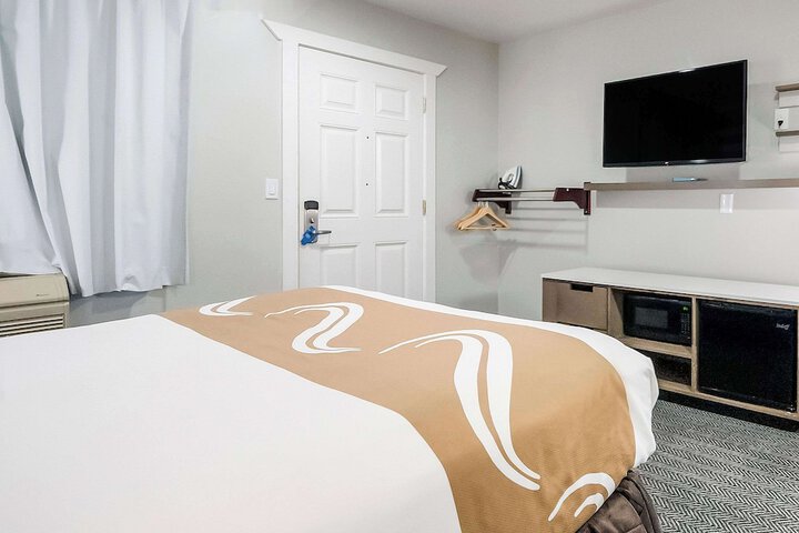 1 Queen Bed (21 of 26)