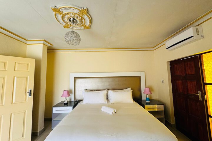 Room 28 of 76