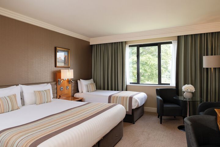 Room 32 of 65