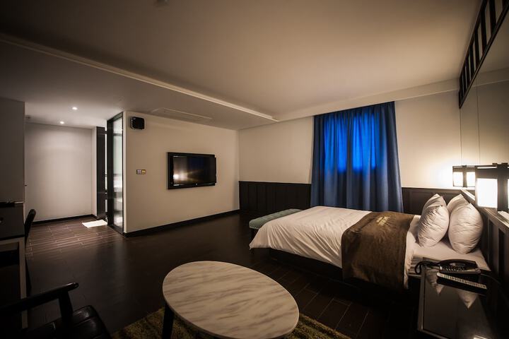 Room 4 of 32
