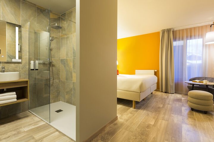 Room 17 of 39