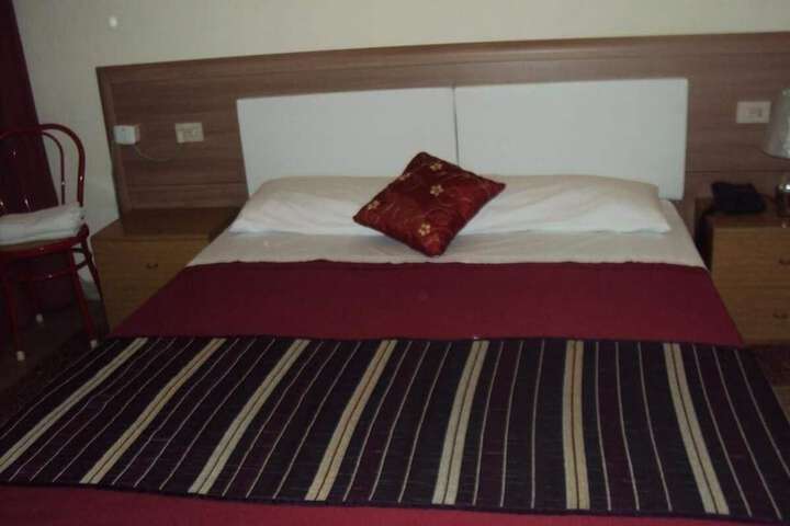 Room 12 of 37
