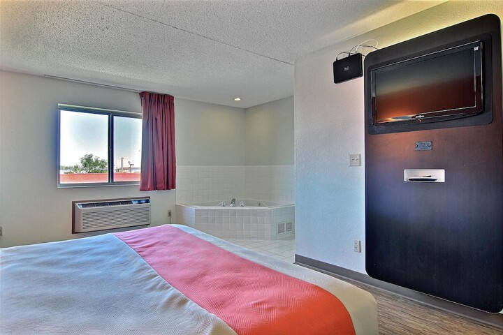 Deluxe Room 1 King Bed Jetted Tub (3 of 14)