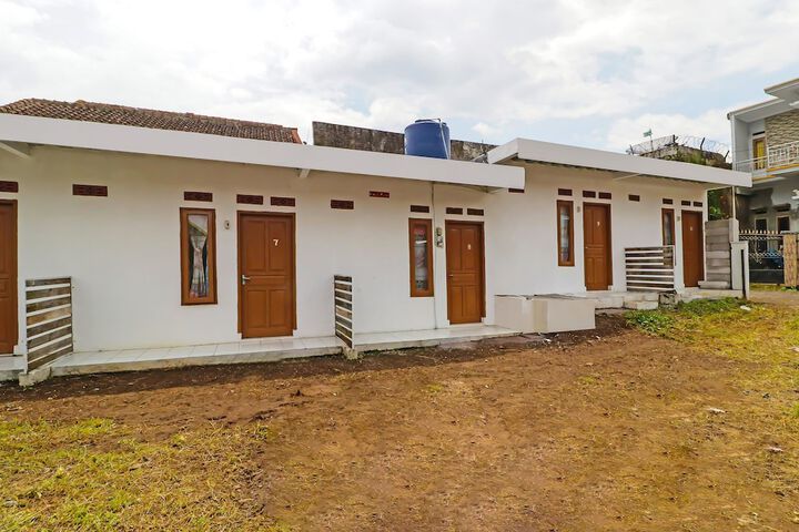 OYO 90809 Homestay Black Pink Merah Jambu Syariah