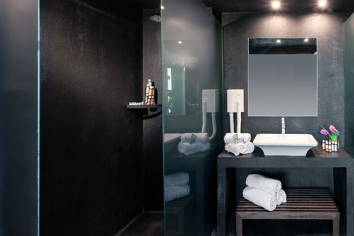 Room 32 of 48
