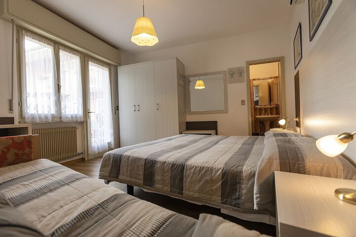 Room 15 of 33