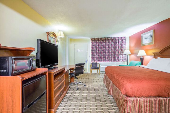 1 King Bed (3 of 15)