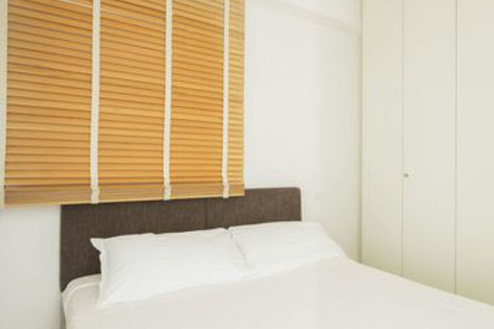 Room 6 of 12