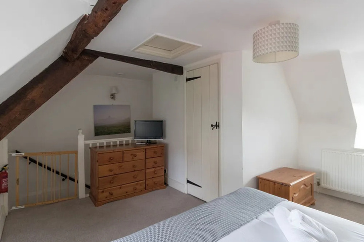 Room 6 of 15
