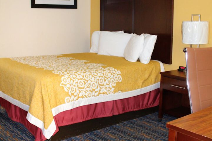 Single Queen Size Bed (1 of 5)