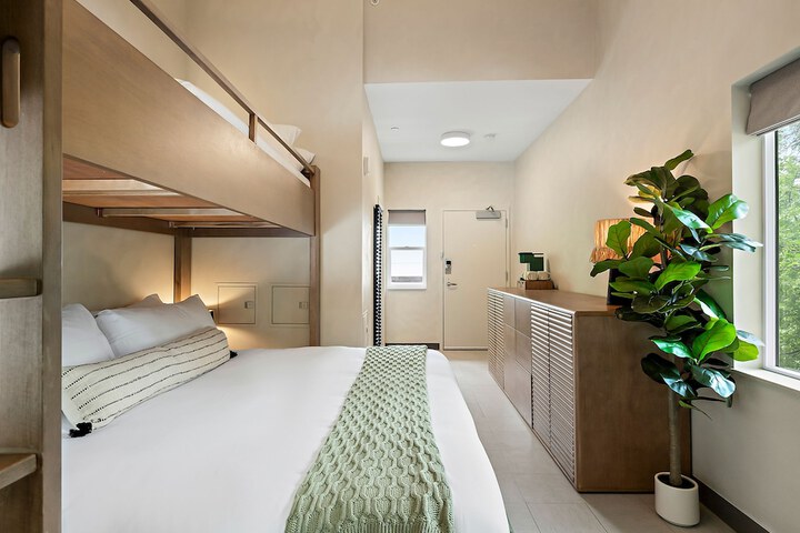 Room 7 of 73