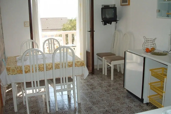 Room 4 of 8