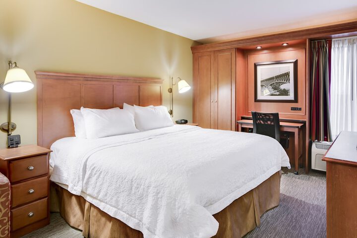 1 Queen Bed Accessible (11 of 19)