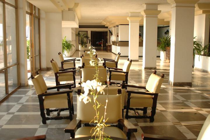 Entrance & Lobby