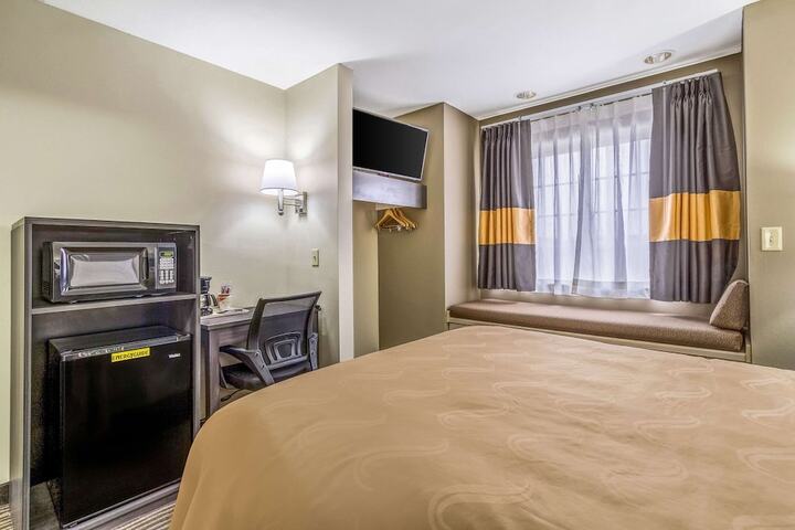 1 Queen Bed (7 of 13)
