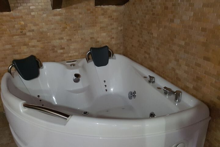 Hot Tub 27 of 36