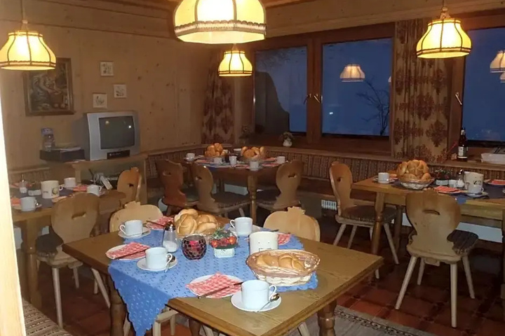 Dining 5 of 7