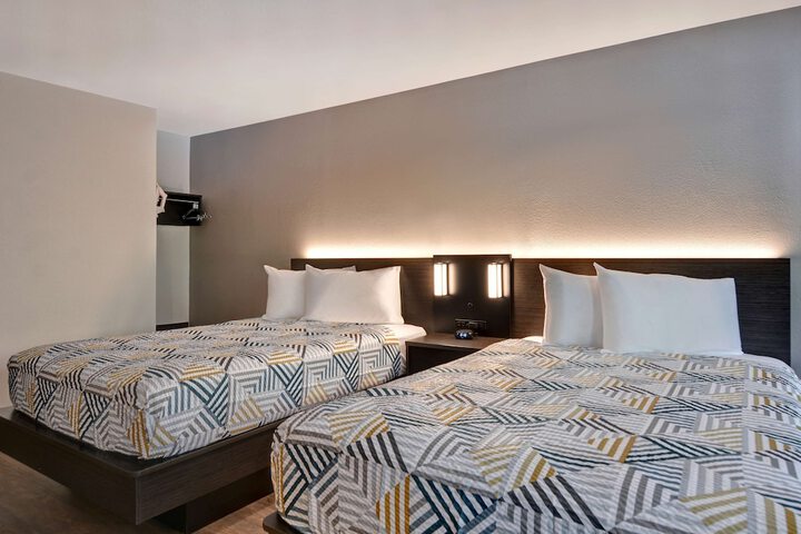 Room 6 of 28
