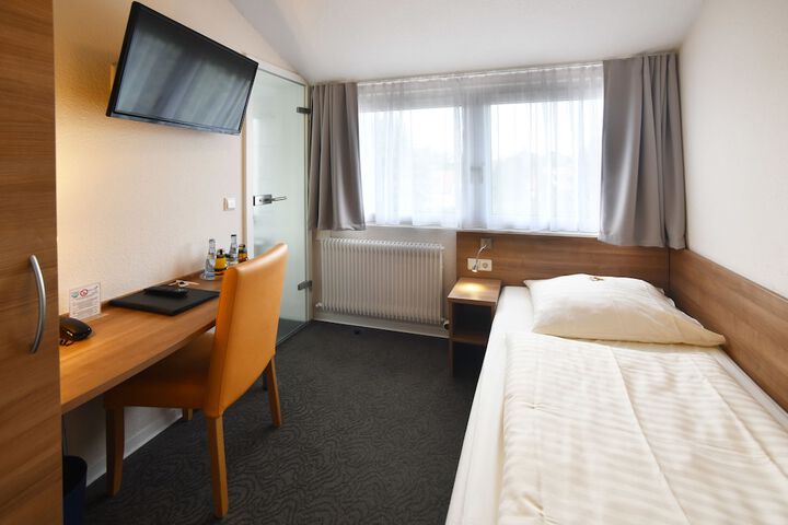Room 7 of 83