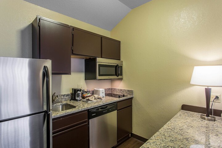1 Queen Bed Suite (23 of 28)