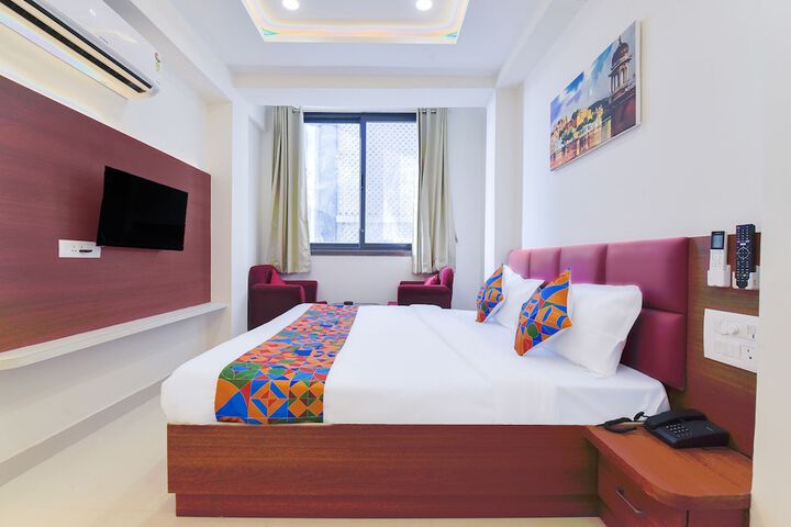 Room 10 of 28