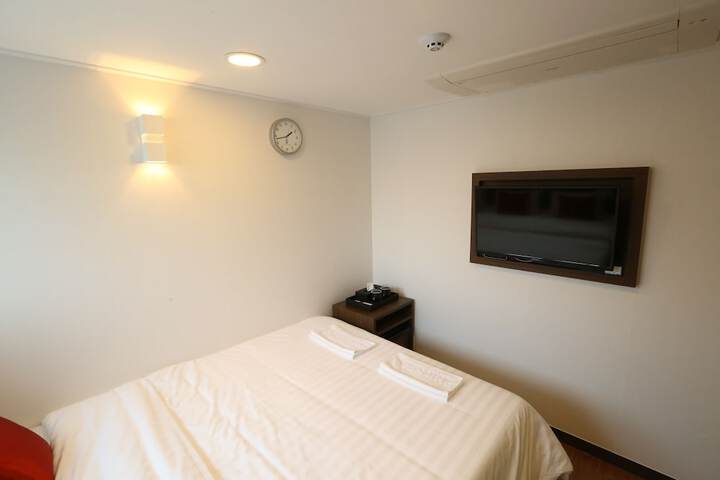 Room 11 of 30