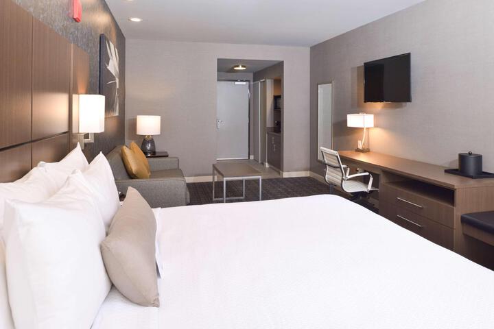 1 King Bed Sofa Bed Microwave and Refrigerator WiFi Full Breakfast (10 of 19)