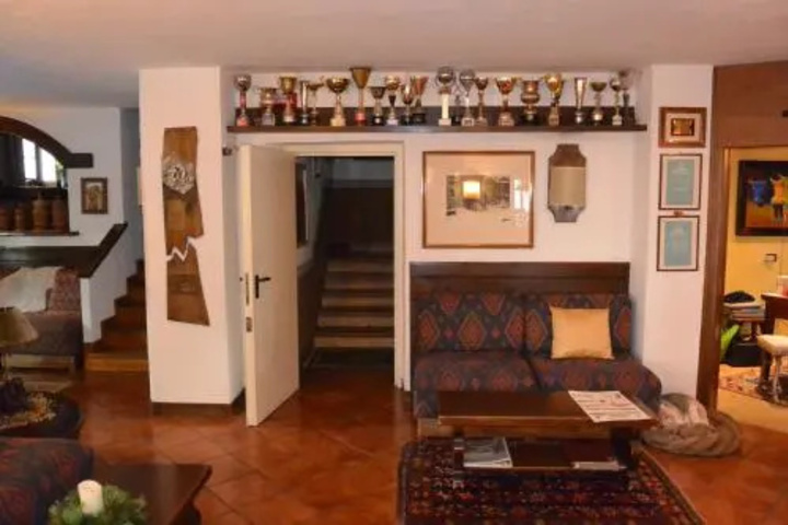 Room 7 of 9