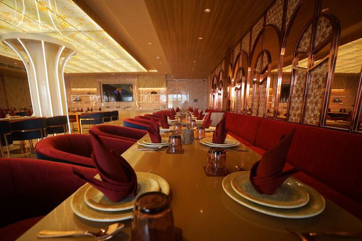 Dining 8 of 16