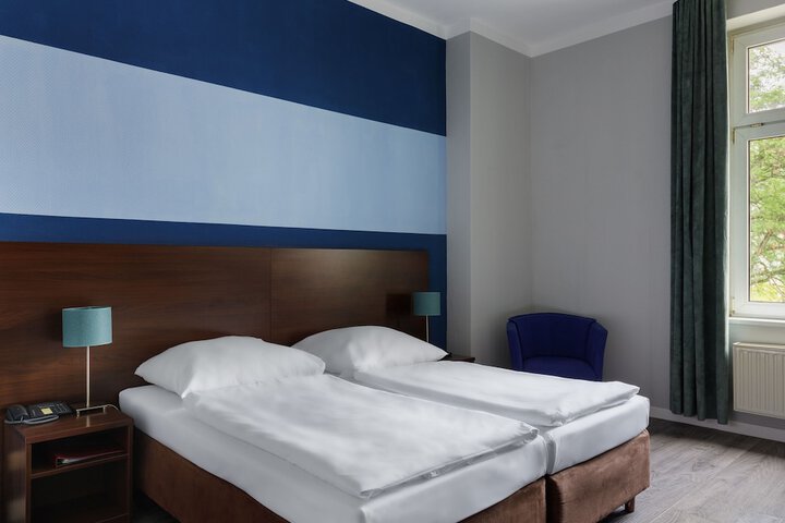 Room 6 of 25