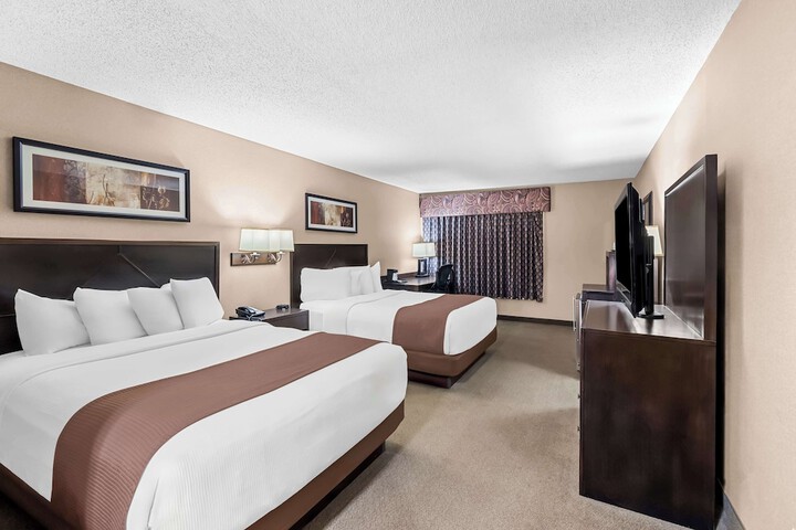 Accessible 1 Queen Accessible Walk in Shower Sofa Bed Microwave and Refrigerator WiFi Full Breakfast (11 of 16)