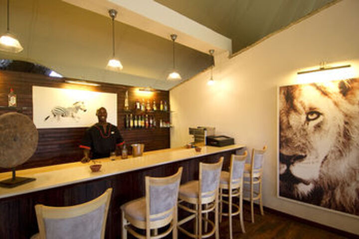Lounge 13 of 24