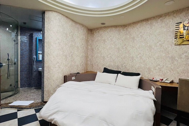 Room 16 of 51
