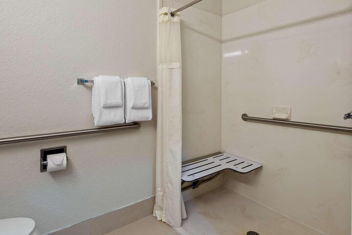 2 Queen Beds High Speed Internet Accessible Microwave and Refrigerator, Coffee Maker Iro (7 of 11)