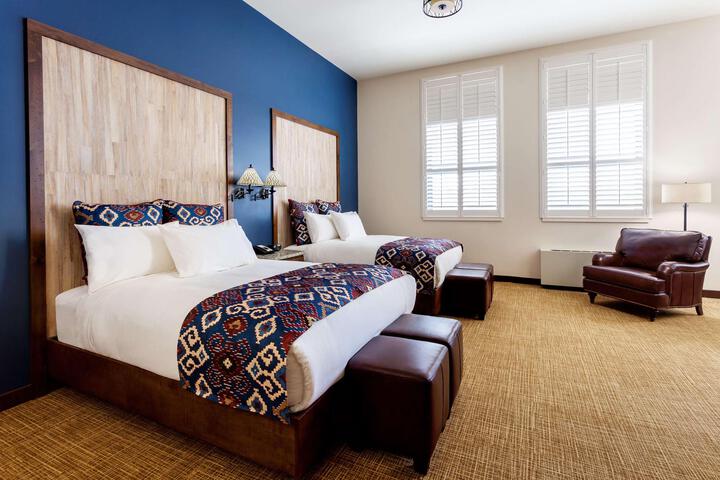 1 Queen Bed (23 of 25)