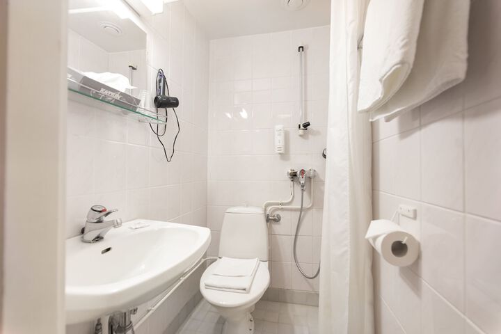 Room 44 of 69