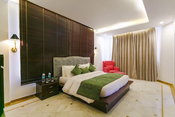 Room 2 of 38