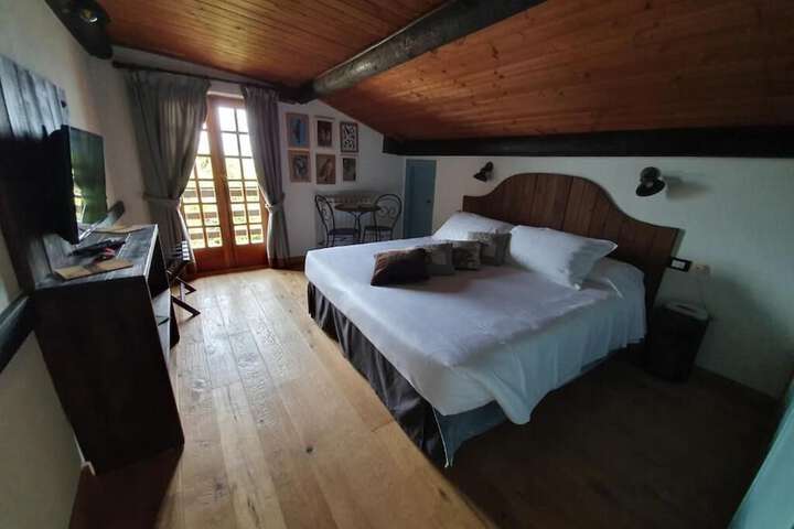 Room 8 of 34