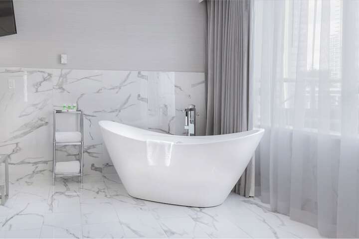 Deep soaking bathtub