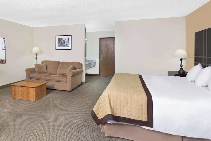 1 King Bed No Pets (4 of 9)