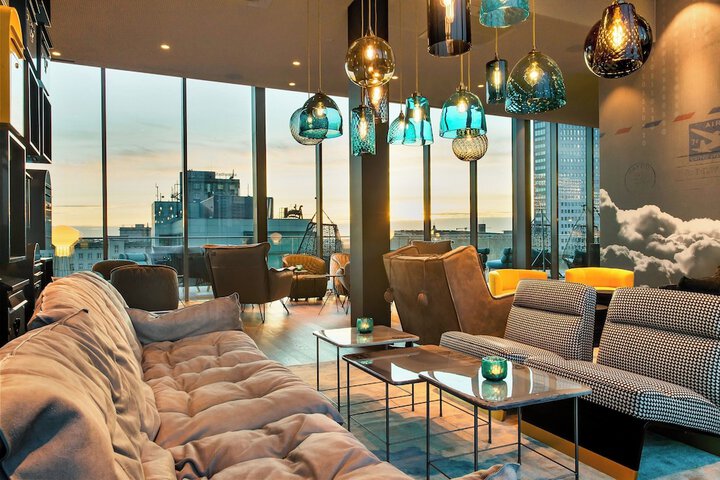 Lounge 33 of 44